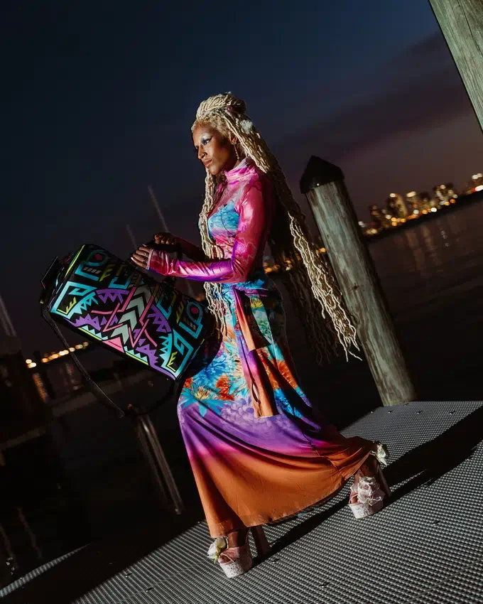 A.I. PATH TO THE FUTURE III Silindir Çantalar - SANDFLOWER COLLAB (KARANLIKTA PARLAYAN)