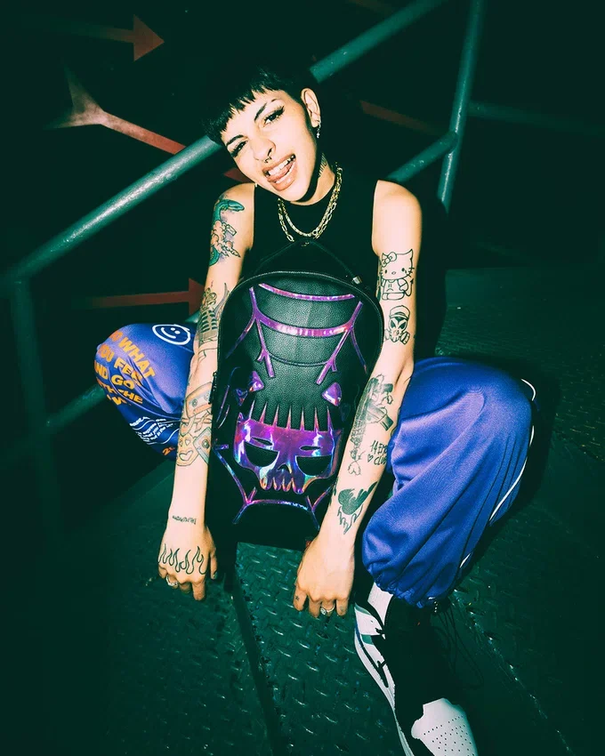 CAZZU IRIDESCENT CUT & SEW SPIDER SKULL Shark Sırt Çantası (DLXV)
