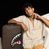 DIŞ KISIMDA ALTIN RENKLİ FERMUARLI CEP PARİS'TE SHARK JETSETTER VALİZLERİ