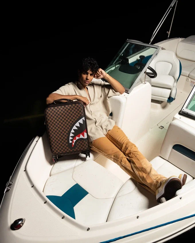 DIŞ KISIMDA ALTIN RENKLİ FERMUARLI CEP PARİS'TE SHARK JETSETTER VALİZLERİ