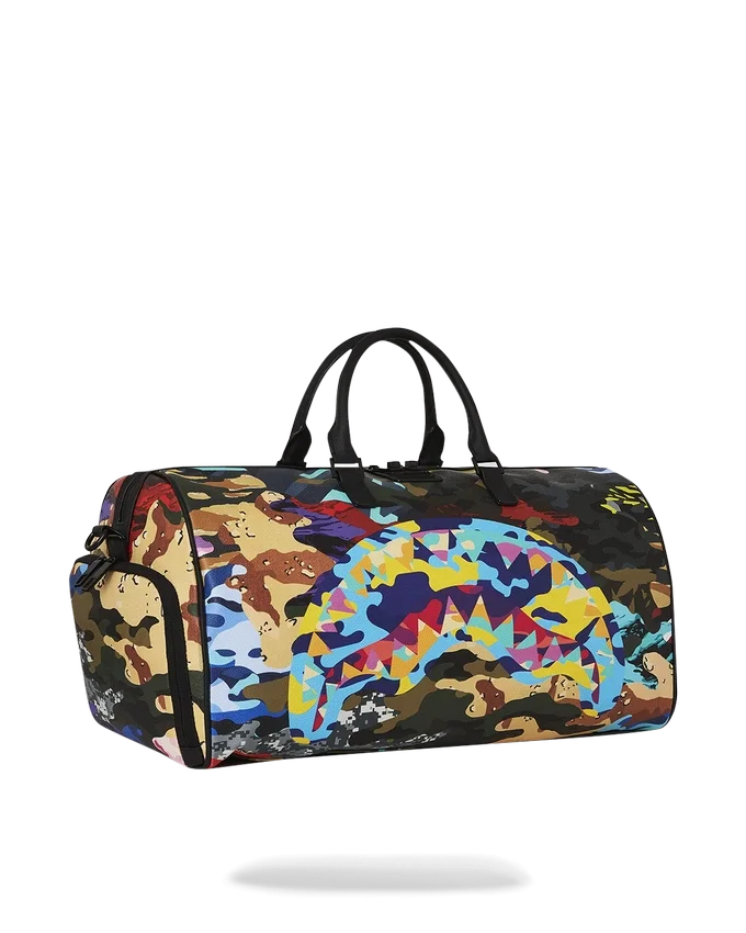 DİLİMLENMİŞ VE KÜP KÜP KESİLMİŞ Camo DUFFLE