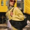 LONDRA MODA HAFTASI KIRMIZI HALIDA KULLANIMA HAZIR Tote ÇANTALAR