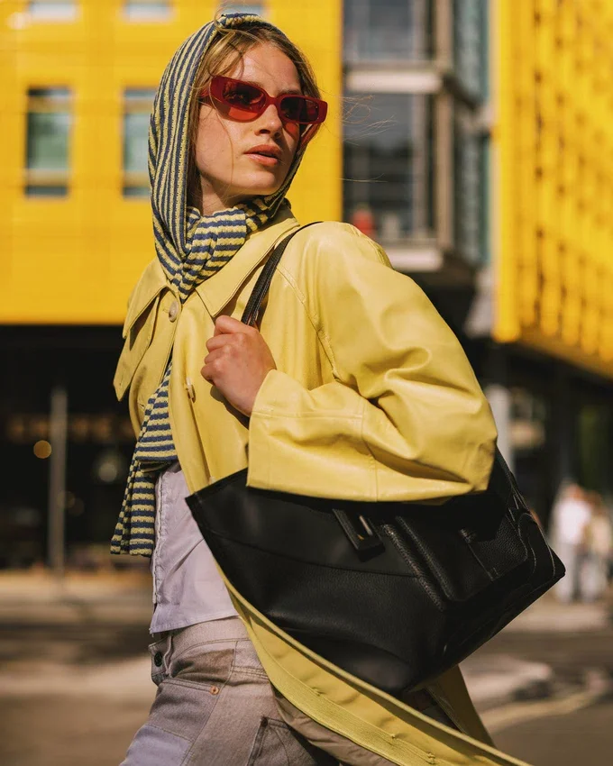LONDRA MODA HAFTASI KIRMIZI HALIDA KULLANIMA HAZIR Tote ÇANTALAR