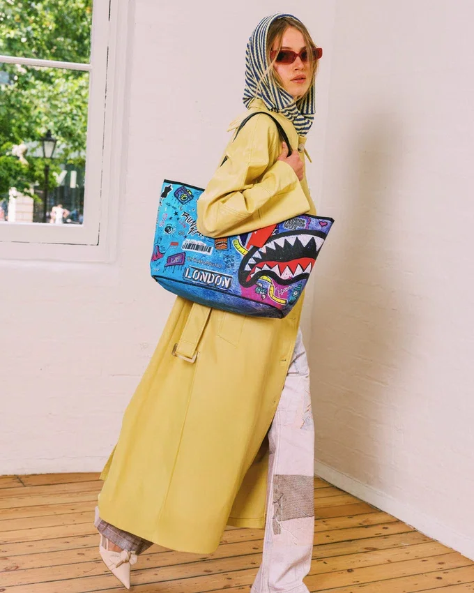 LONDRA MODA HAFTASI PODYUMUNA HAZIR TOTE ÇANTASI
