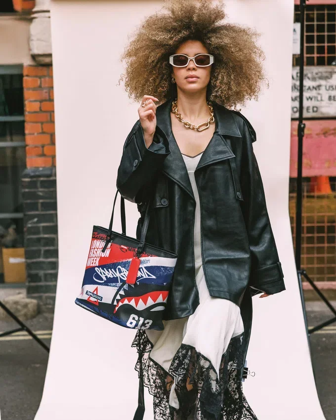 LONDRA MODA HAFTASI Tote Çantalar