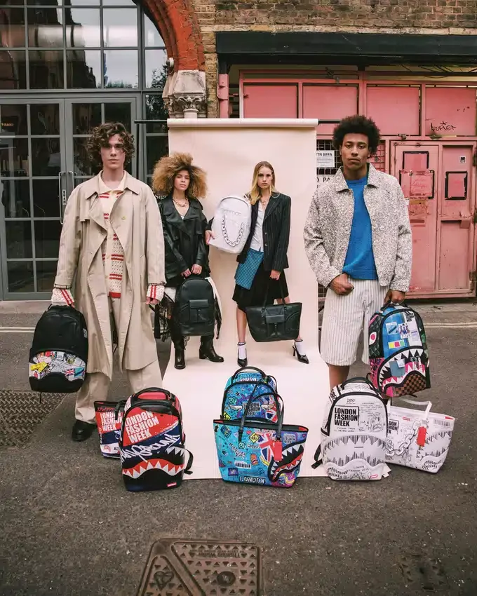 LONDRA MODA HAFTASI Tote Çantalar