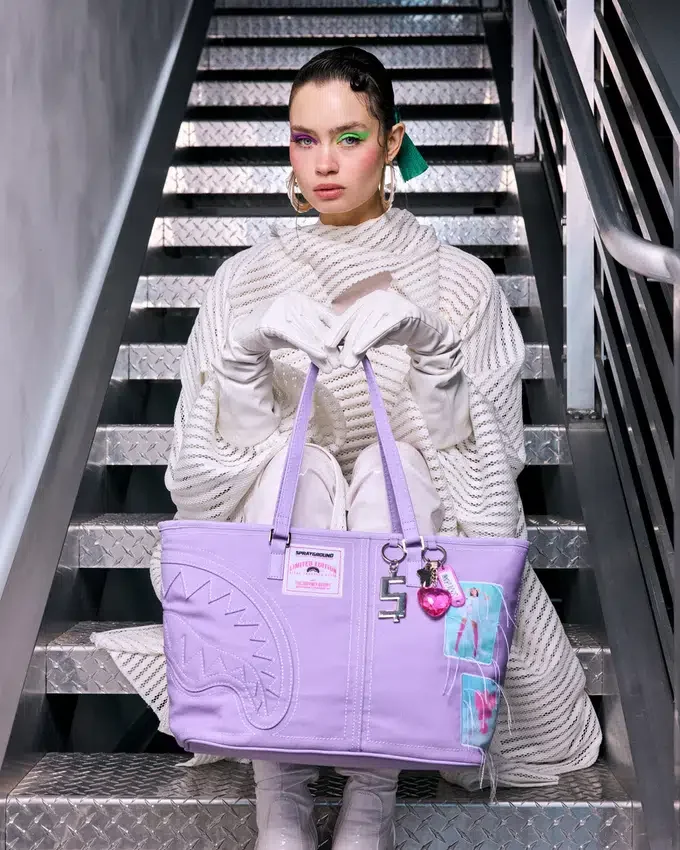 PASSPORT TO PARADISE Tote Çantalar